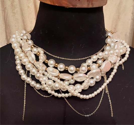 HELIA Layered Pearls Necklace